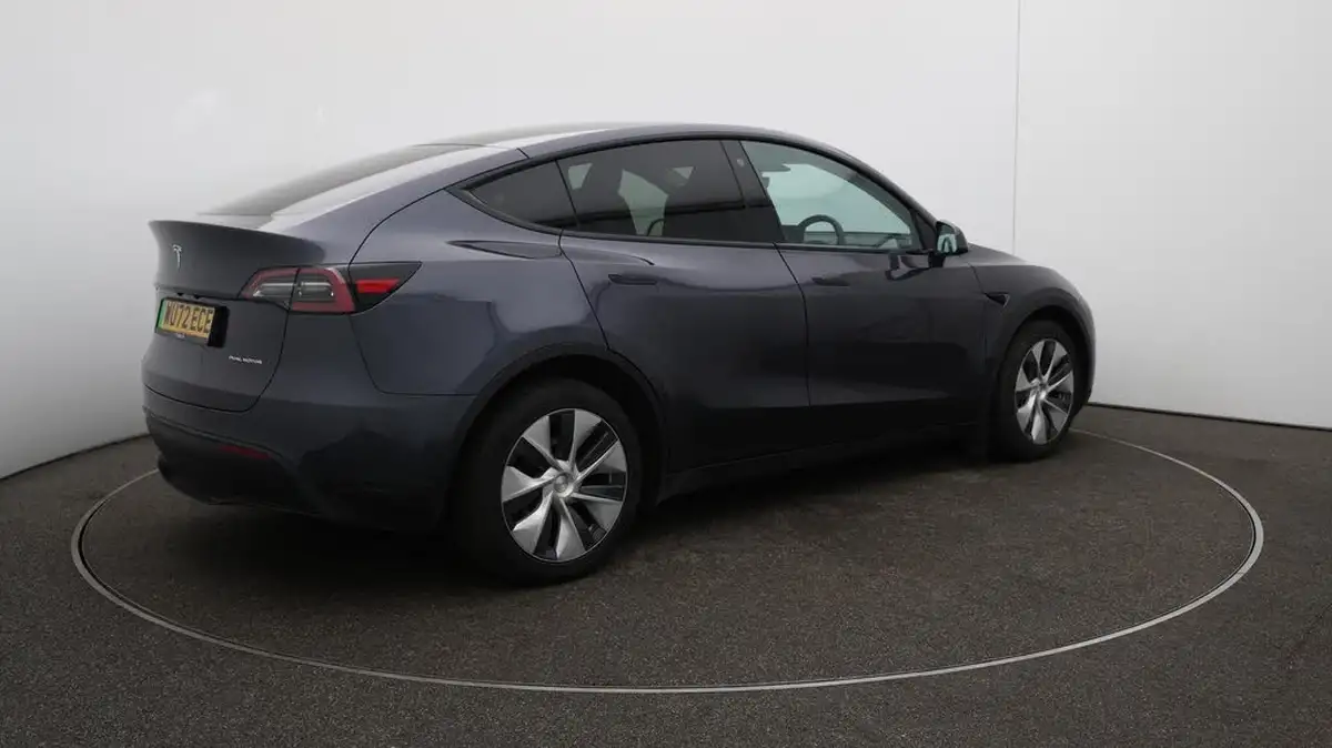 2022-tesla-model-y-e-long-range-big-35
