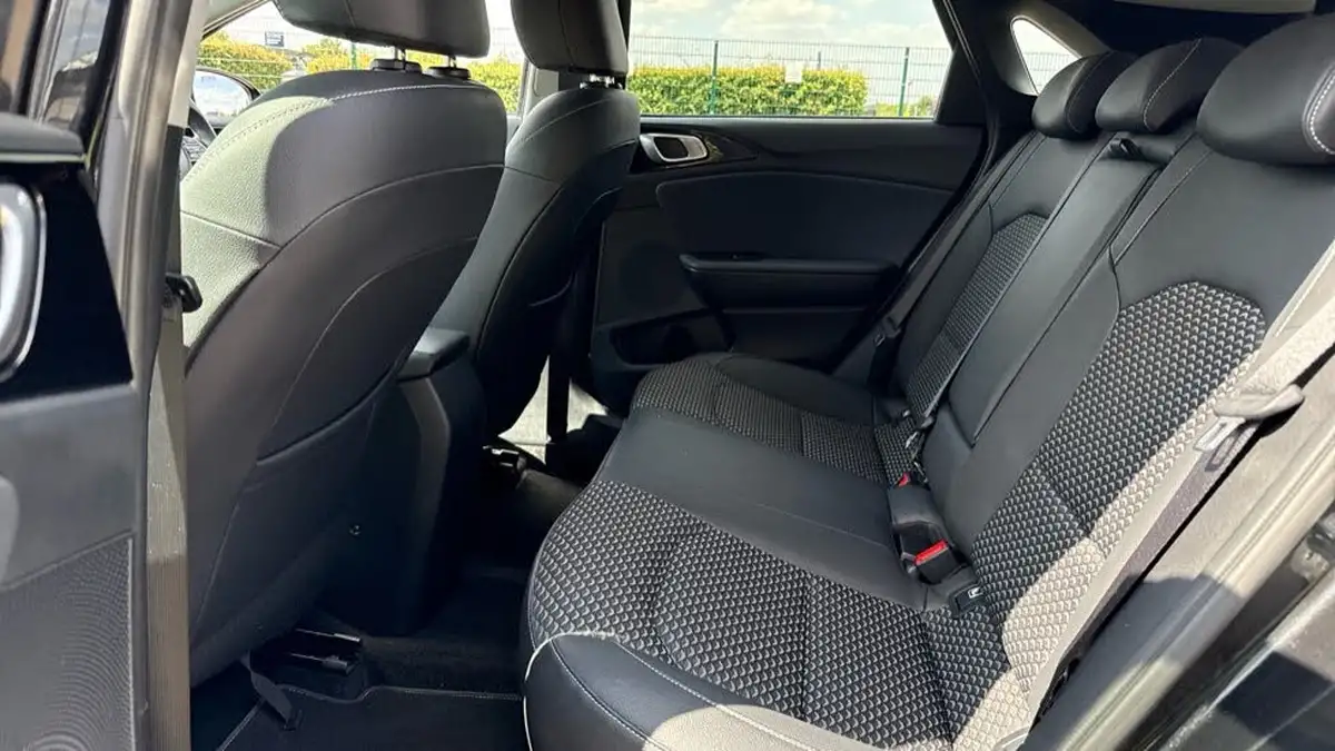 2022-kia-ceed-15-t-gdi-3-hatchback-big-8