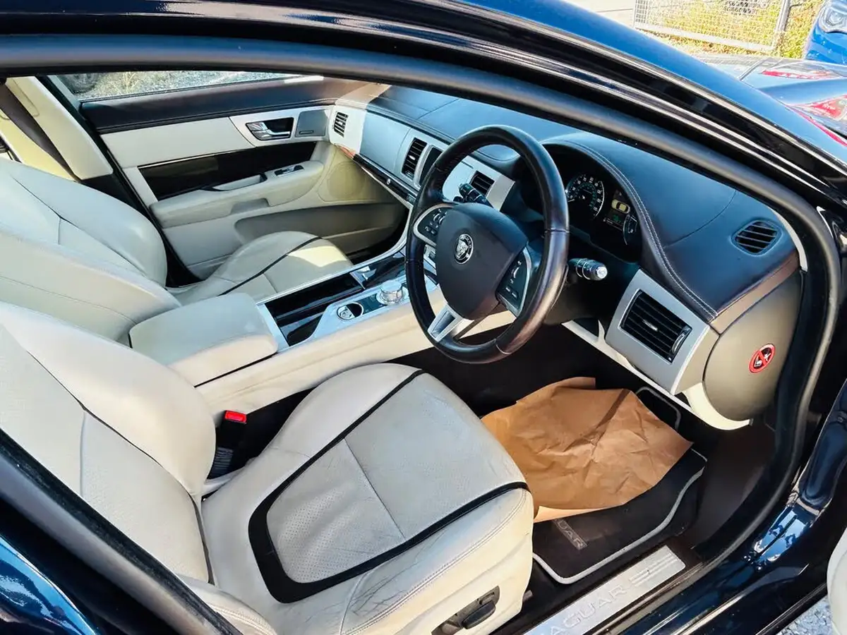 2015-jaguar-xf-22td-portfolio-200ps-saloon-4d-big-1