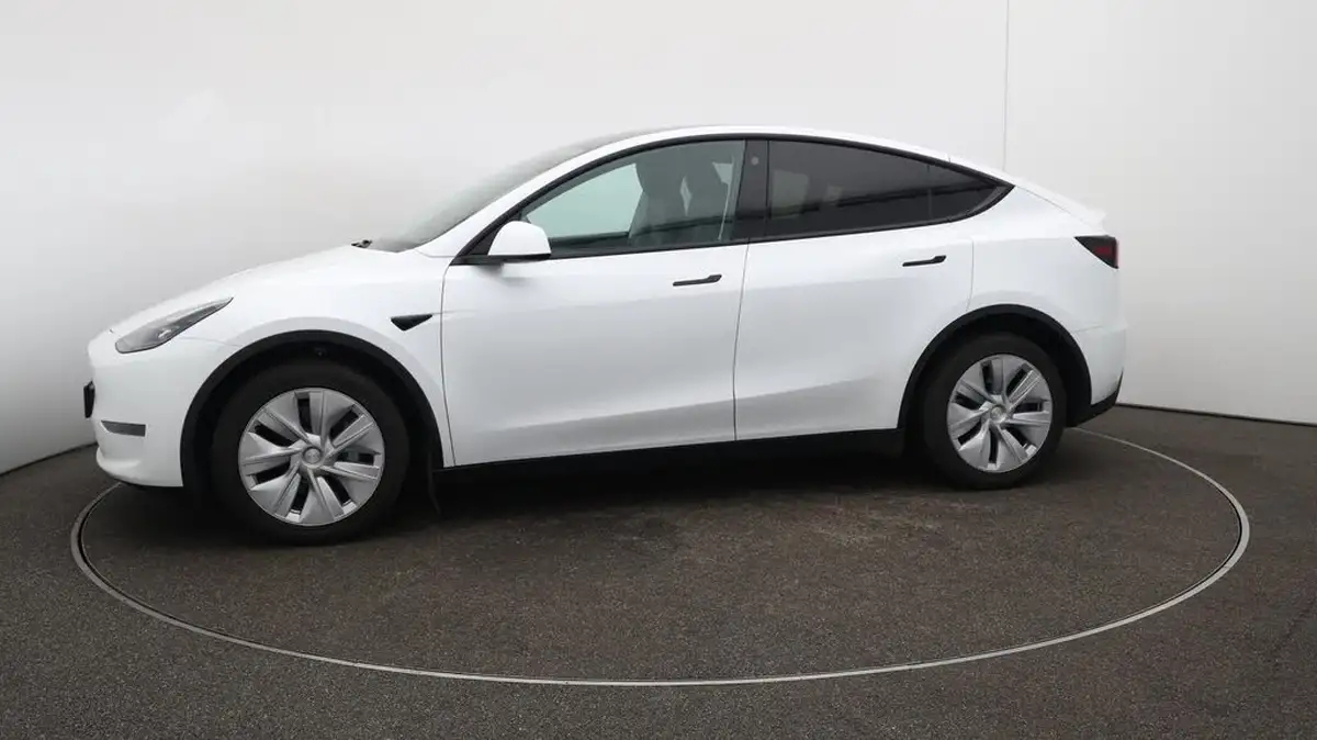 2023-tesla-model-y-e-long-range-big-63