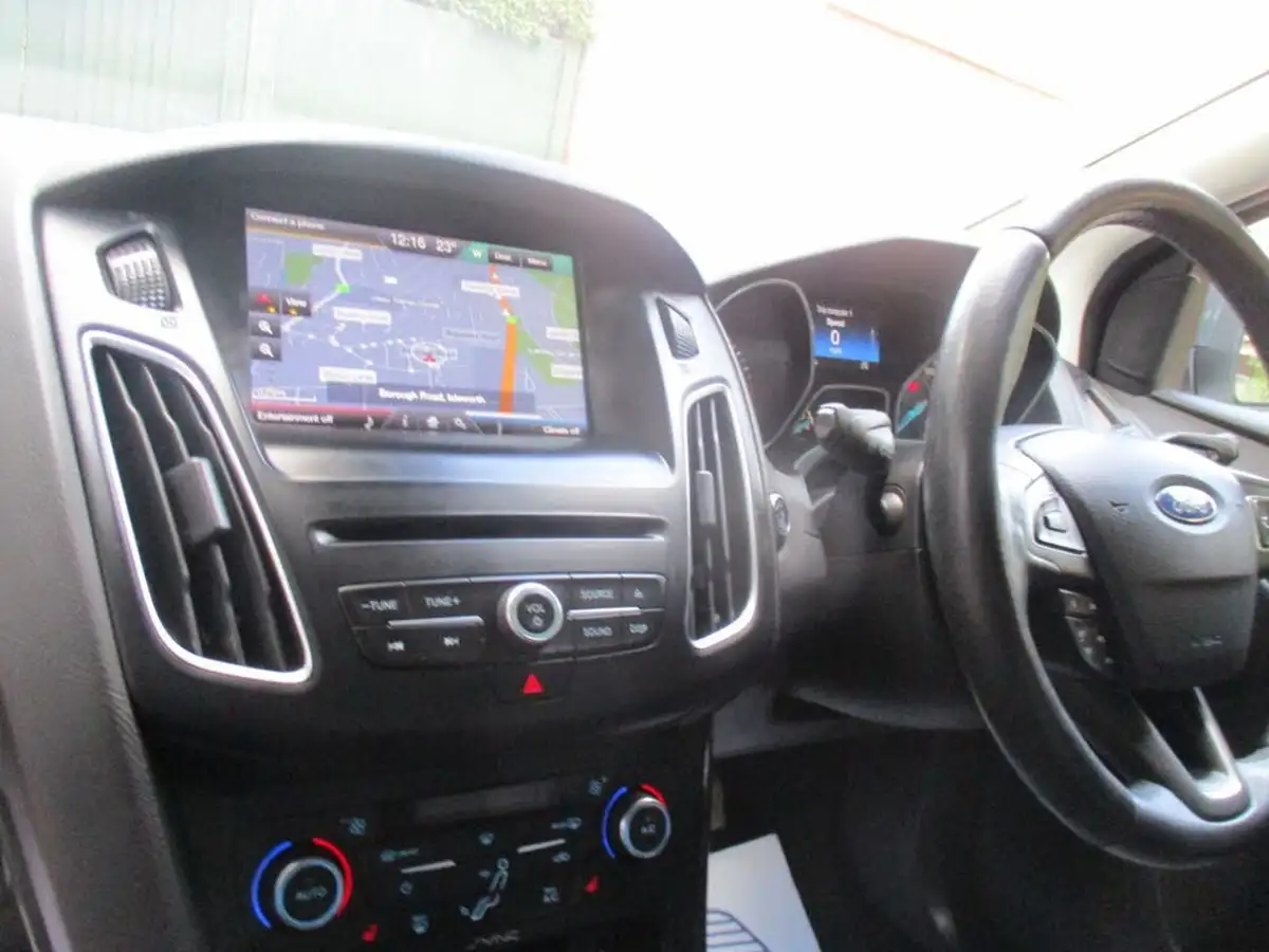 2015-ford-focus-15-titanium-hatchback-big-43