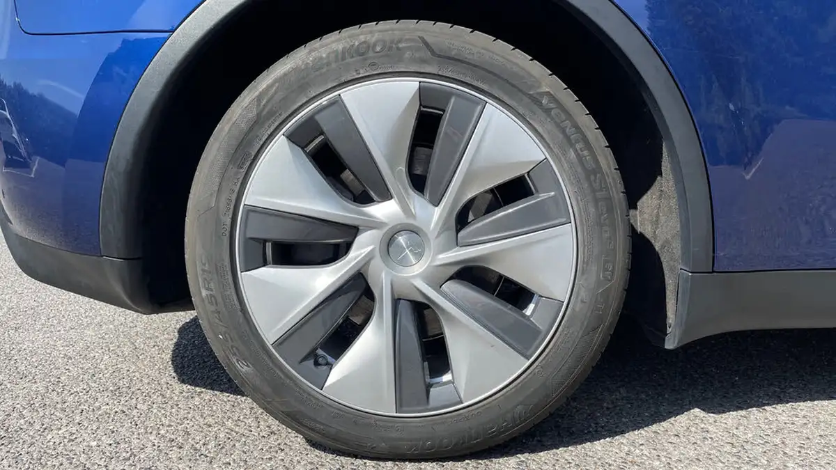2023-tesla-model-y-e-rwd-big-18