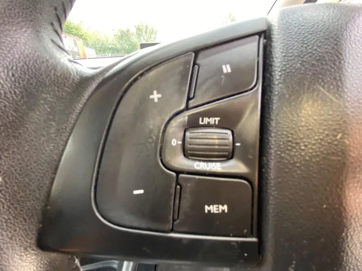 2017-citroen-c4-cactus-12-puretech-rip-curl-big-47