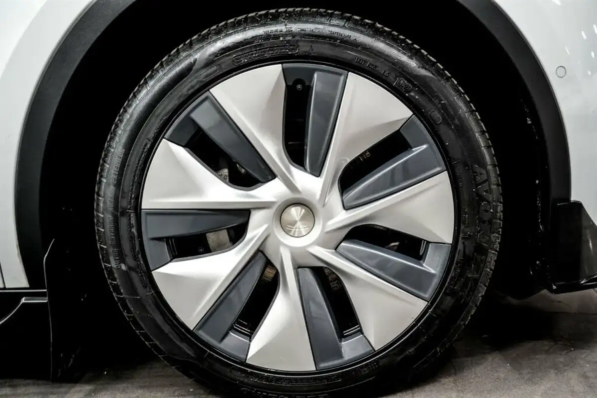 2022-tesla-model-y-e-long-range-big-4