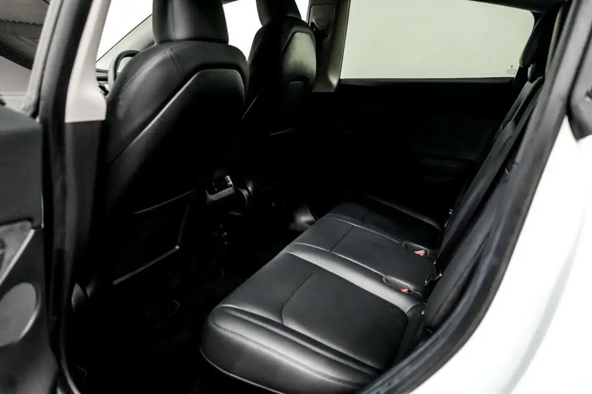 2022-tesla-model-y-e-long-range-big-28
