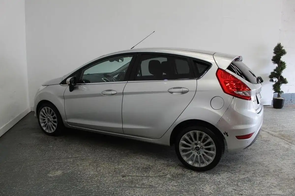 2011-ford-fiesta-16td-titanium-dpf-5d-big-9