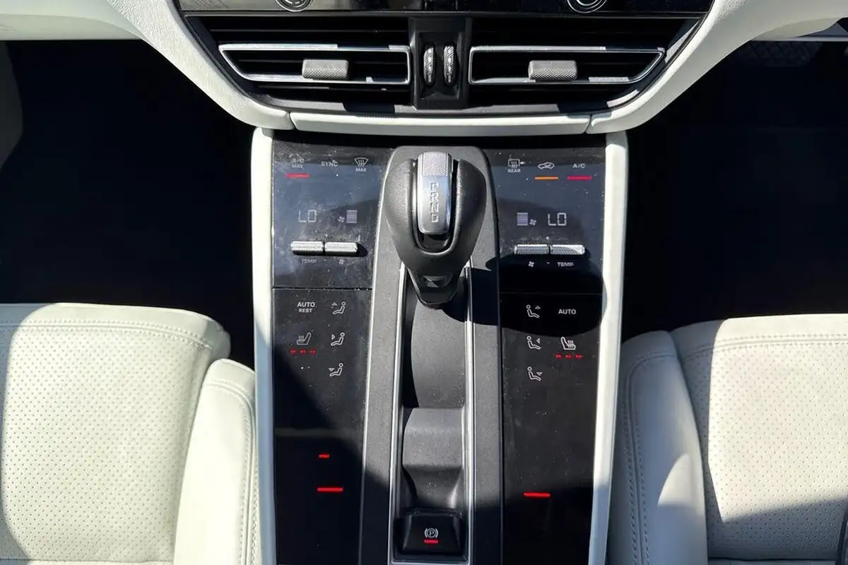 2022-porsche-macan-20-big-37