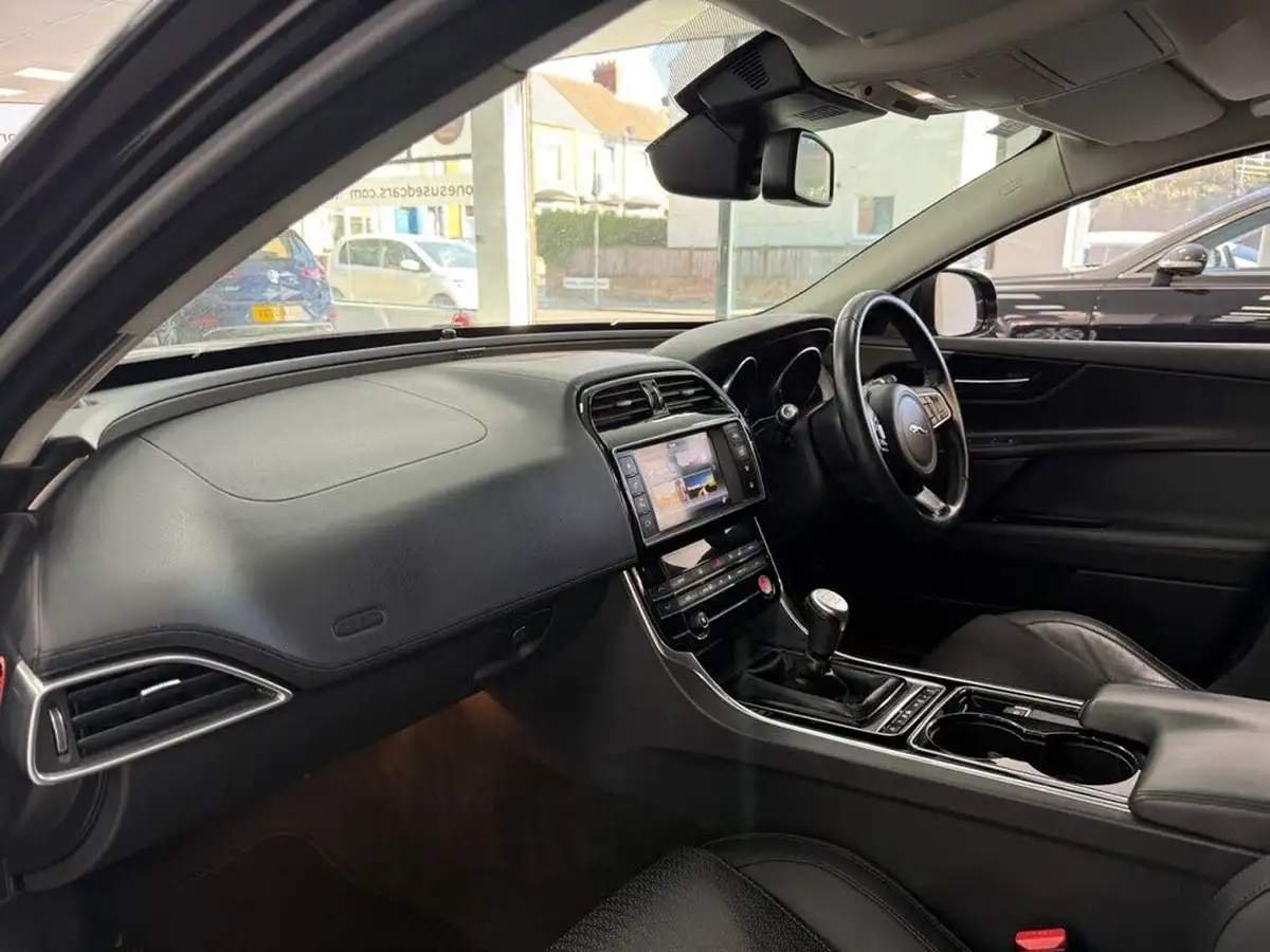 2016-jaguar-xe-20d-portfolio-163ps-big-14