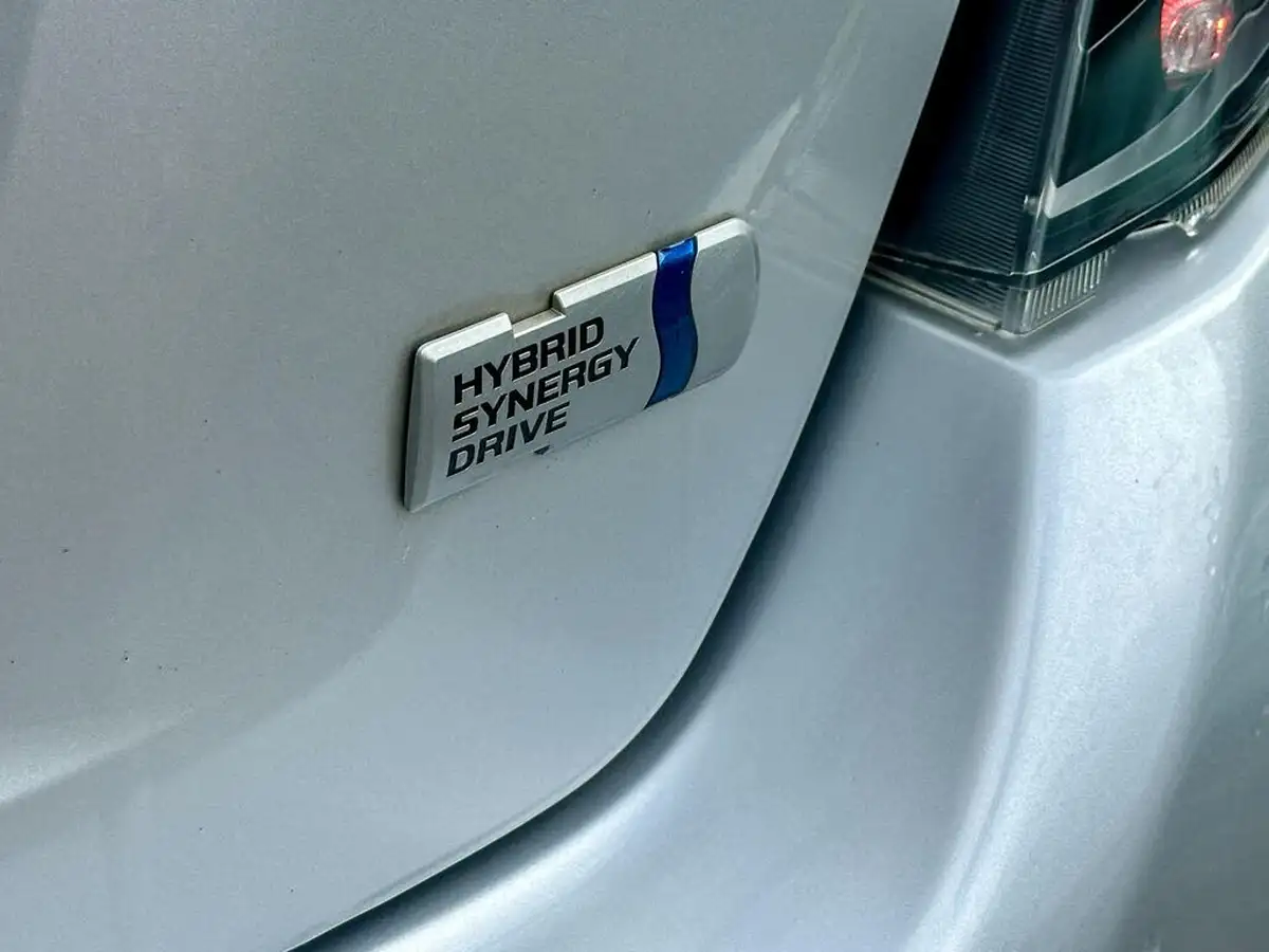 2012-toyota-yaris-15-vvt-i-t4-big-60