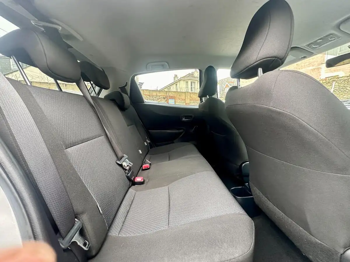 2012-toyota-yaris-15-vvt-i-t4-big-12
