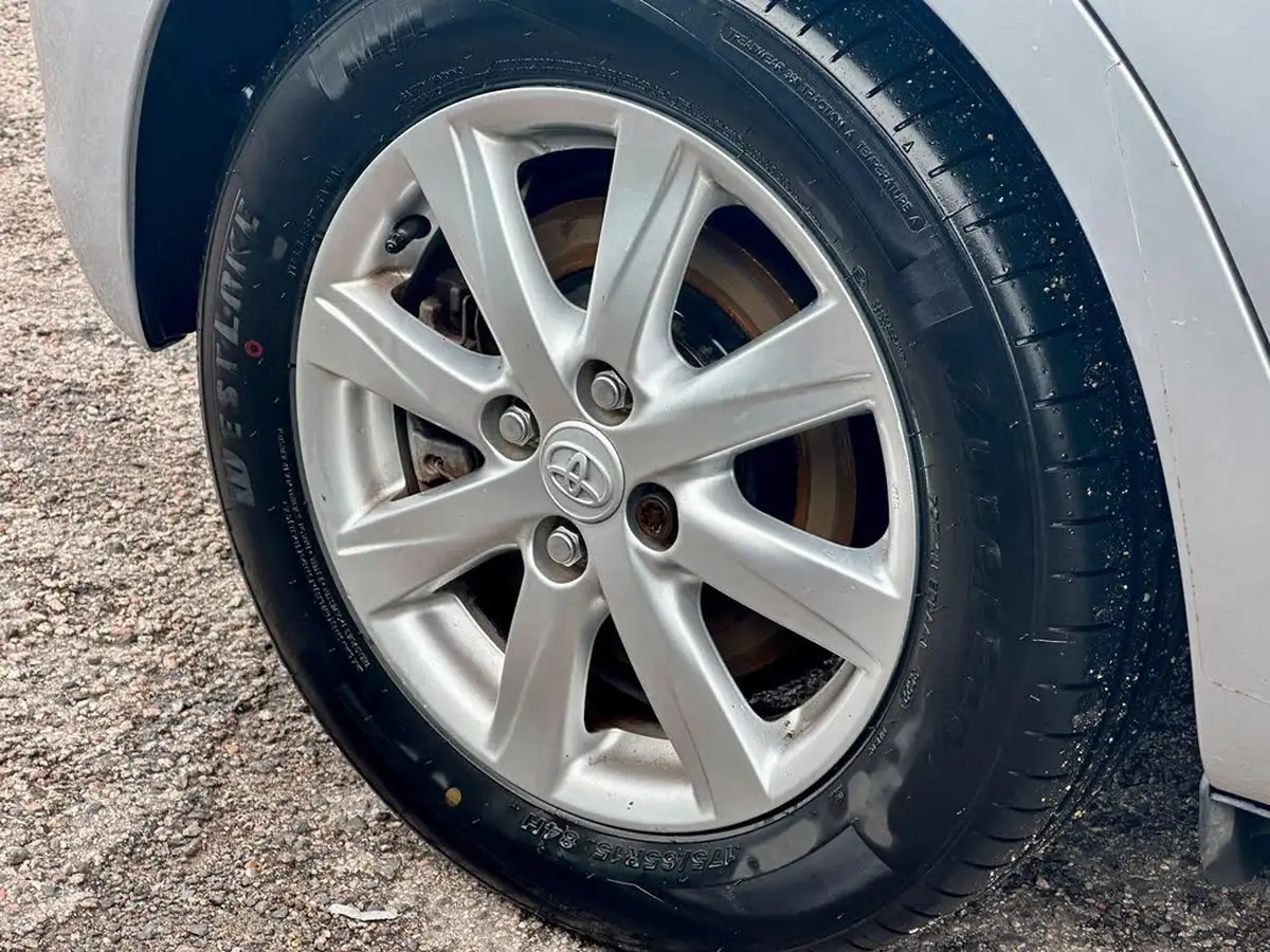 2012-toyota-yaris-15-vvt-i-t4-big-36