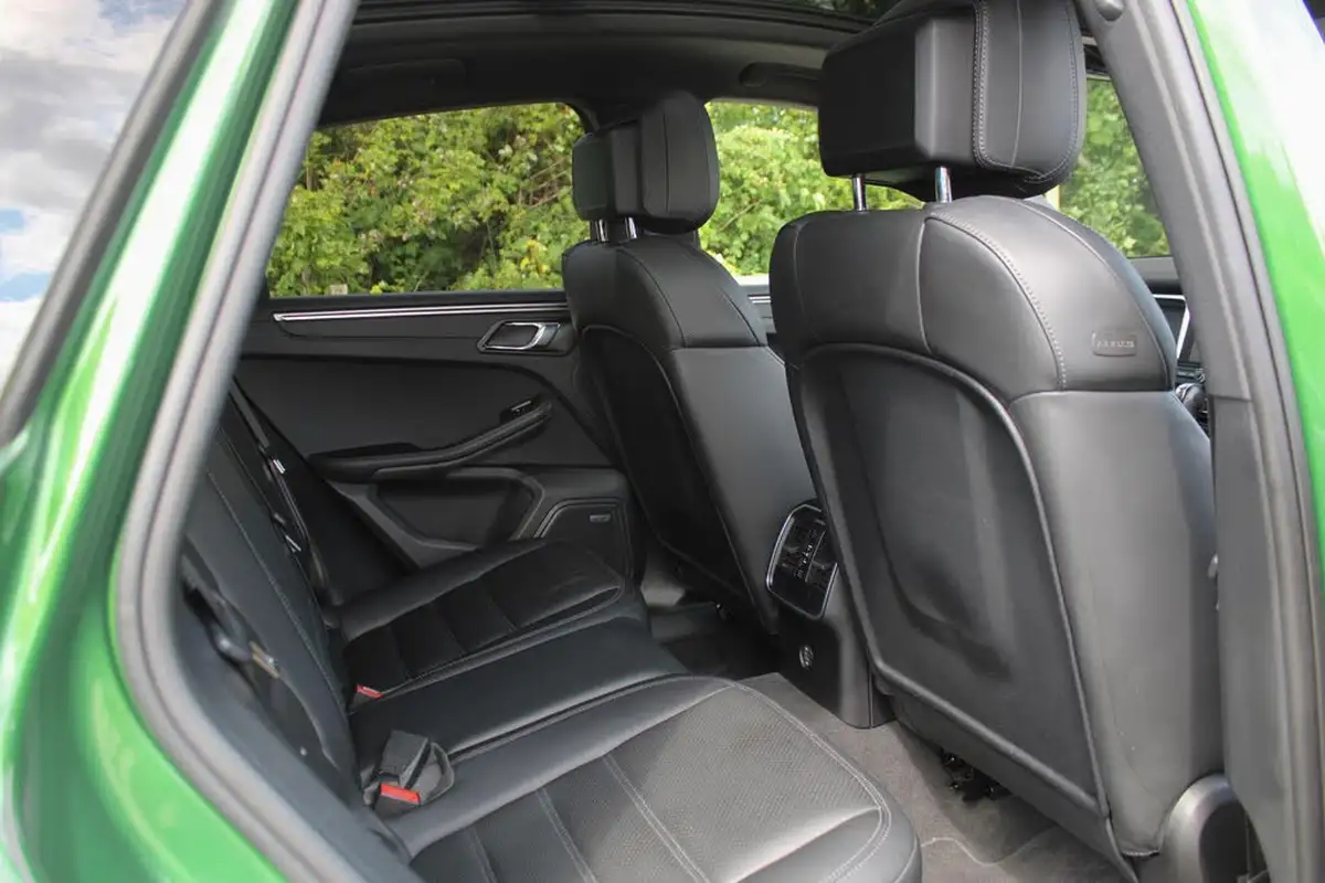 2018-porsche-macan-big-12