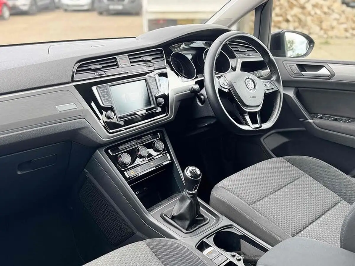 2016-volkswagen-touran-20tdi-se-family-big-9