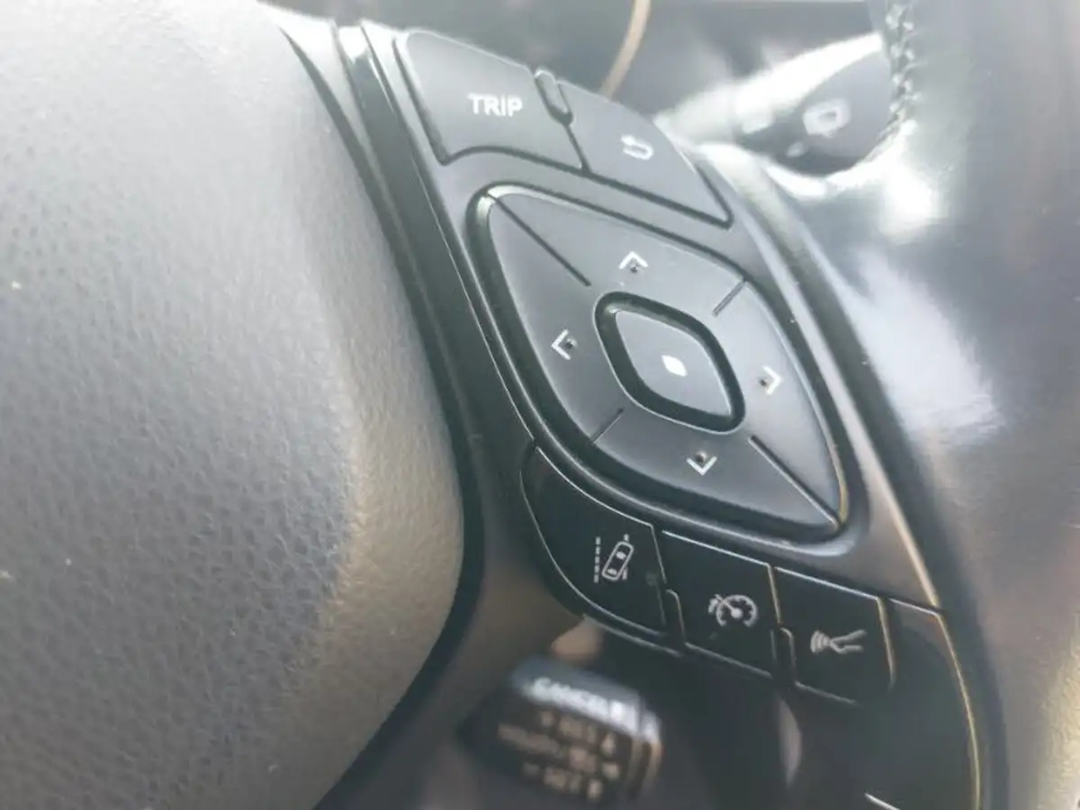2017-toyota-c-hr-18-vvt-i-icon-big-12