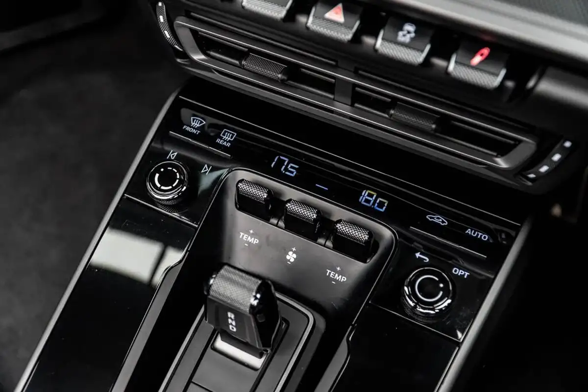 2020-porsche-911-30-targa-4-big-38