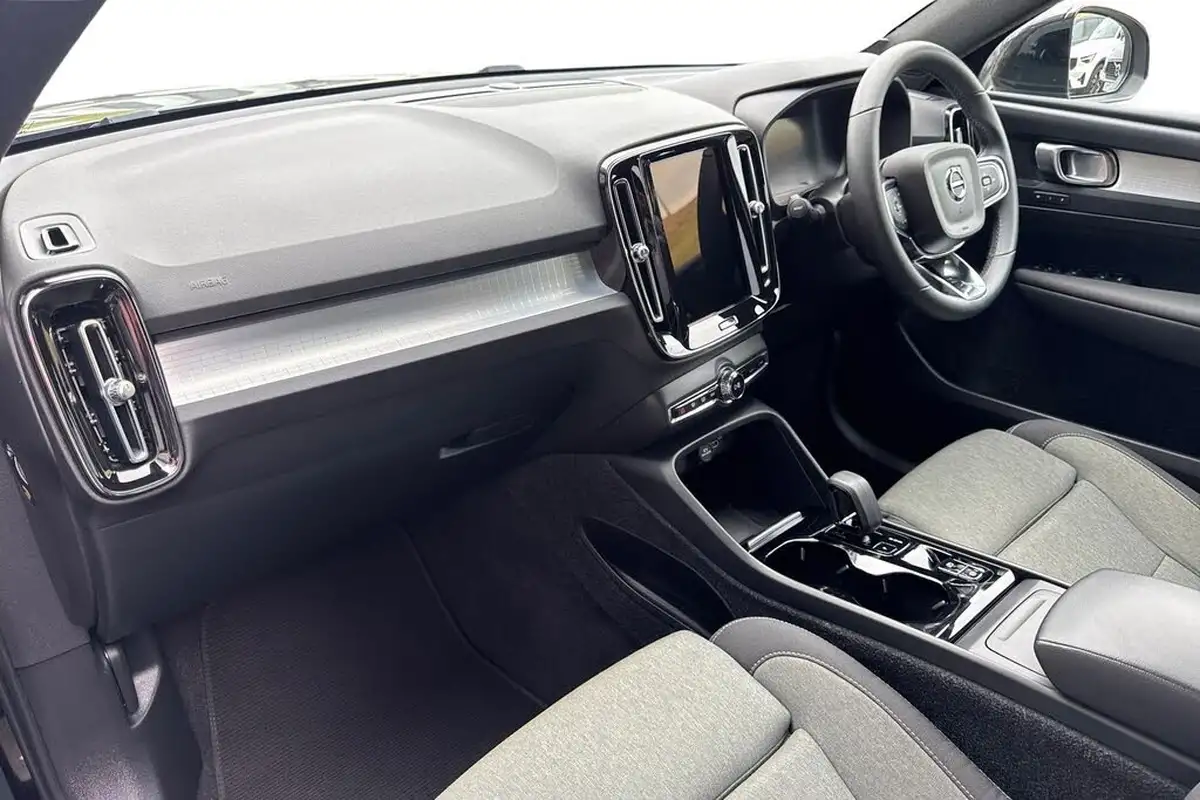 2022-volvo-xc40-20-b3-plus-big-1