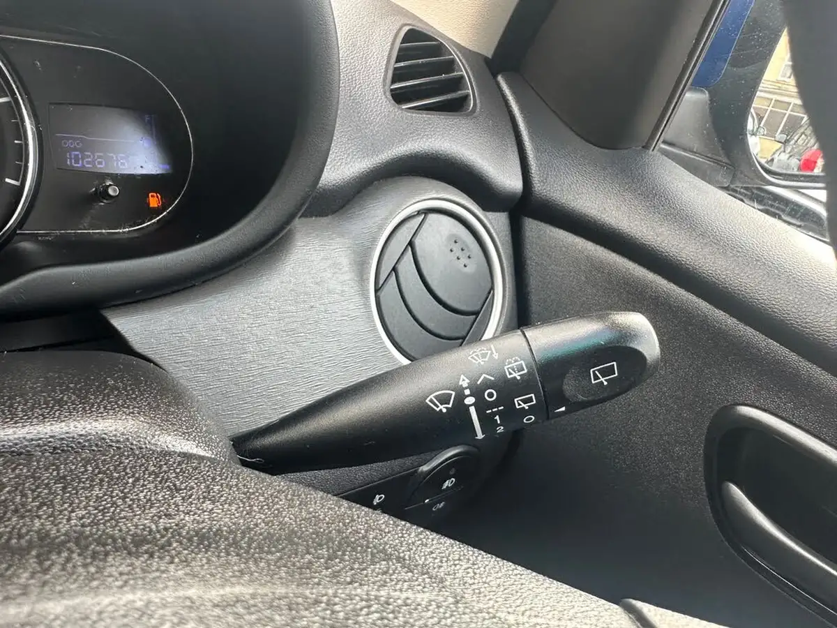 2012-hyundai-i10-12-active-big-29