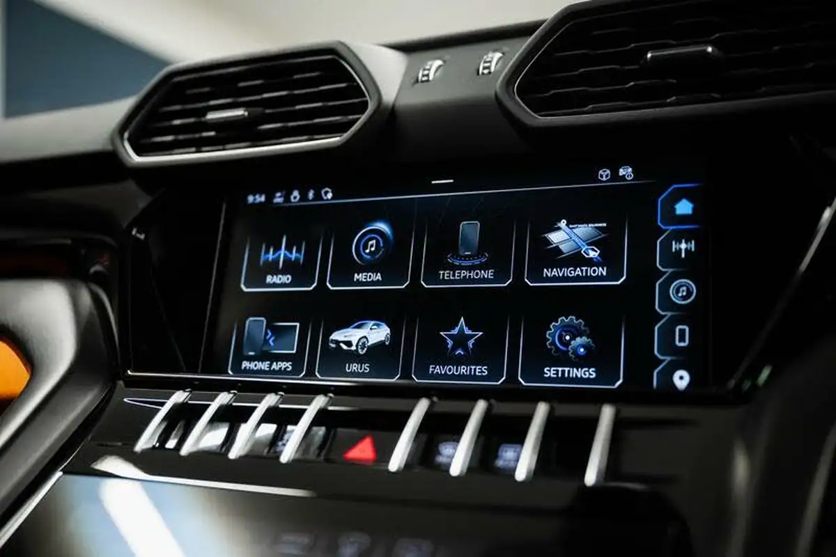 2023-lamborghini-urus-40-no-trim-big-16