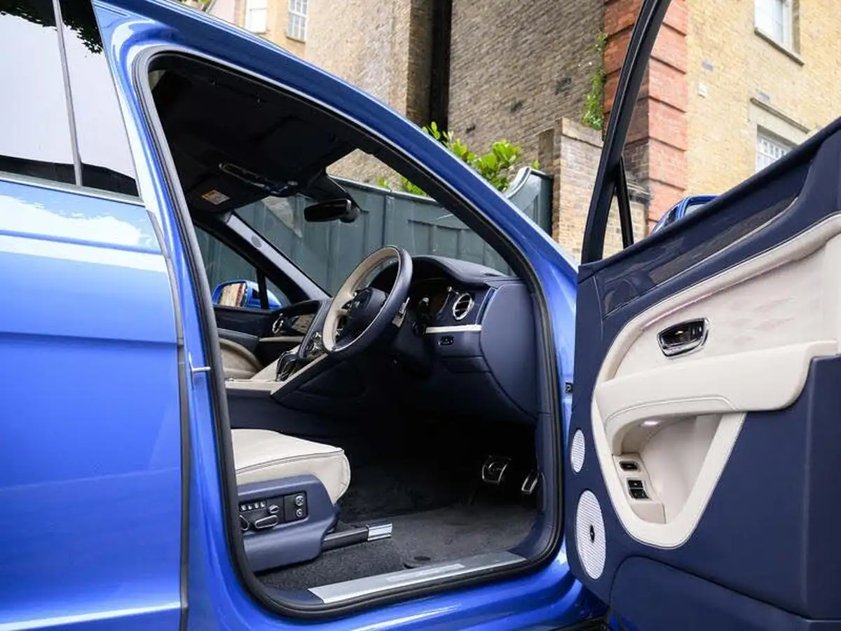 2024-bentley-bentayga-40-v8-extended-wheelbase-azure-big-24