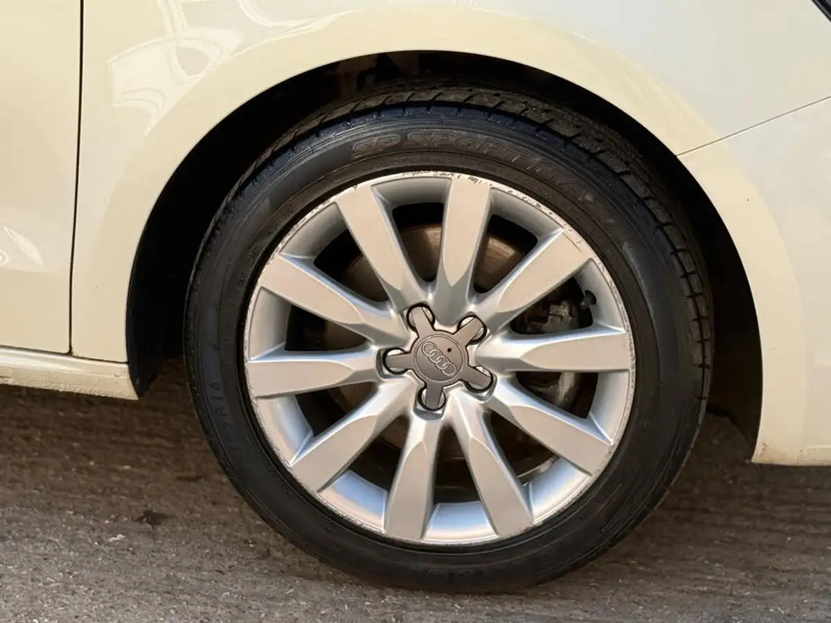 2011-audi-a1-14-sport-tfsi-hatchback-3d-big-18