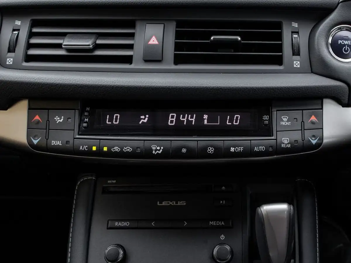 2020-lexus-ct-200h-18-ct-big-30