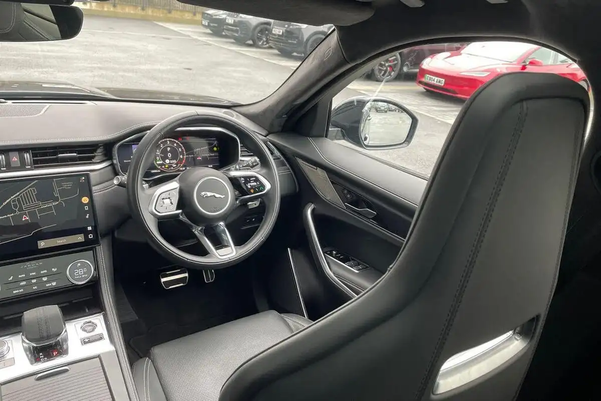 2023-jaguar-f-pace-20-p250-r-dynamic-hse-black-big-43
