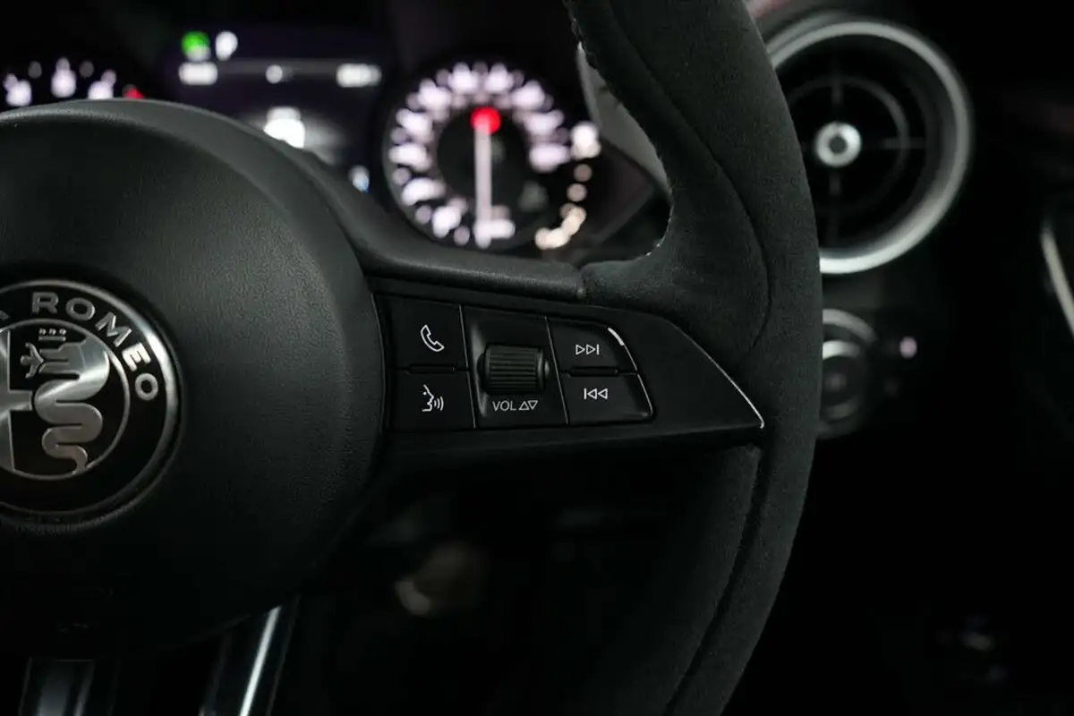 2018-alfa-romeo-giulia-29-biturbo-quadrifoglio-big-39