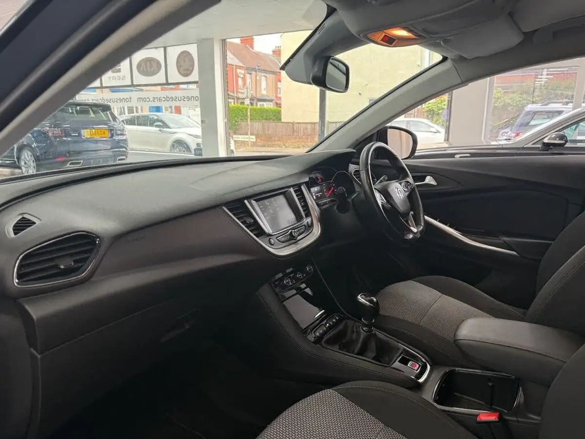 2020-vauxhall-grandland-x-12-se-premium-big-13