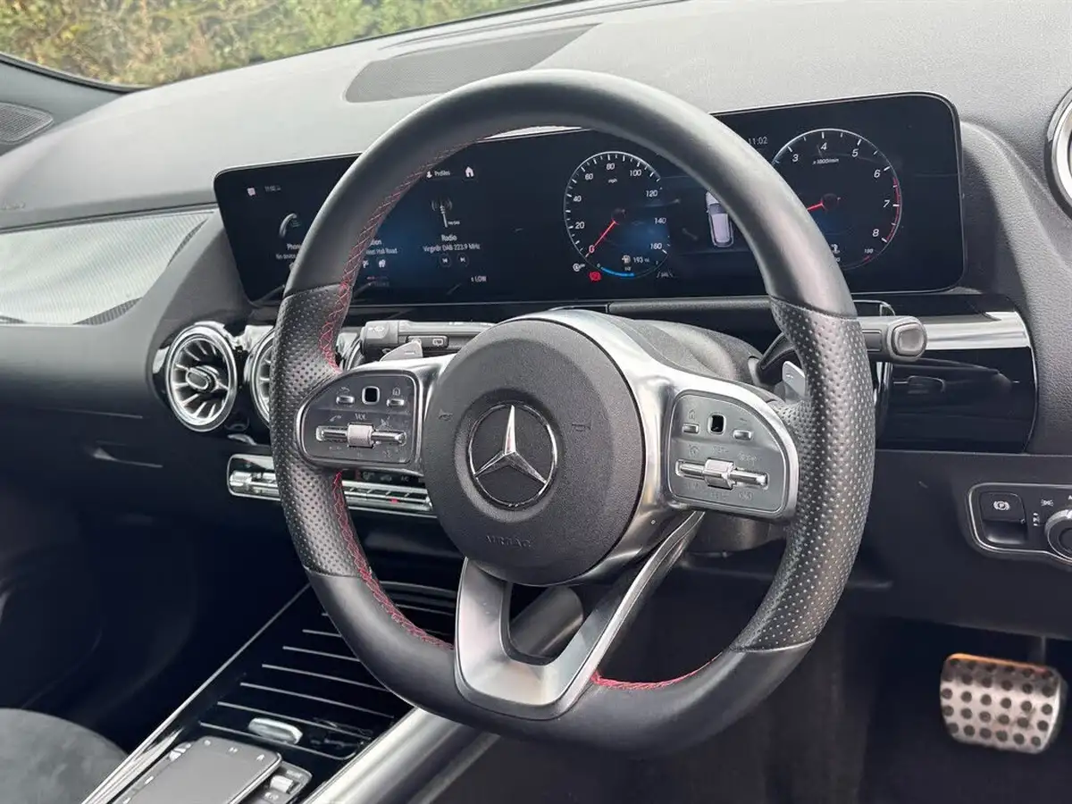 2022-mercedes-benz-gla-class-13-gla-200-amg-line-premium-big-7