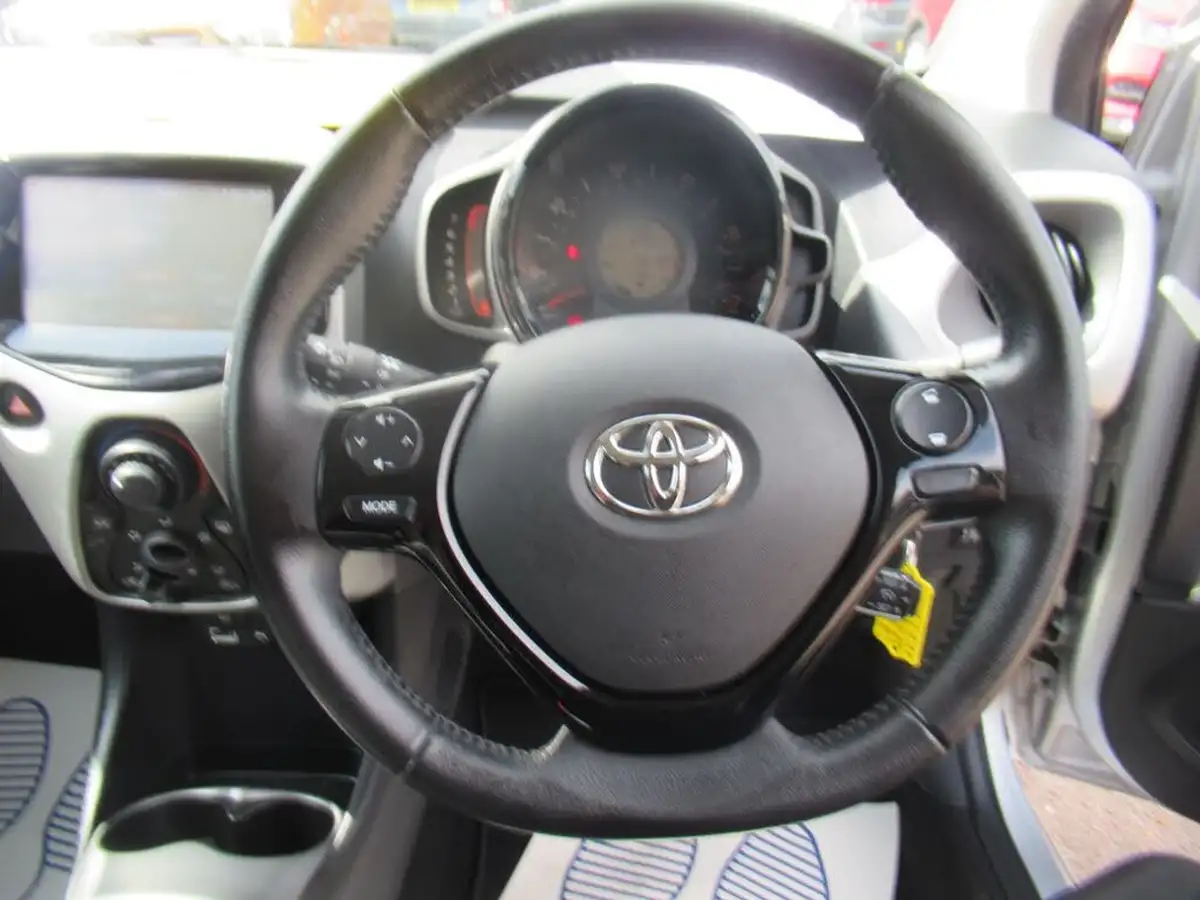 2017-toyota-aygo-10-vvt-i-x-play-71bhp-5d-big-14
