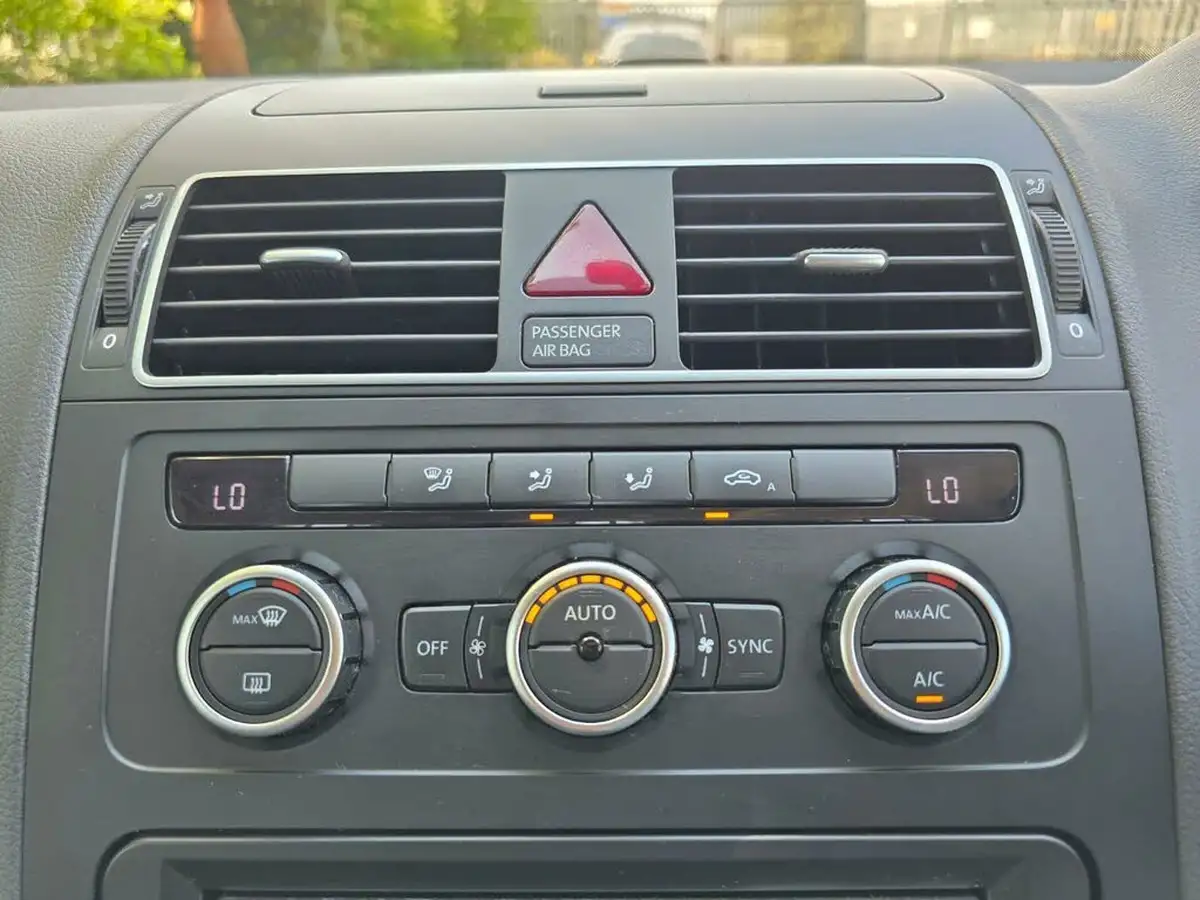2014-volkswagen-touran-big-35