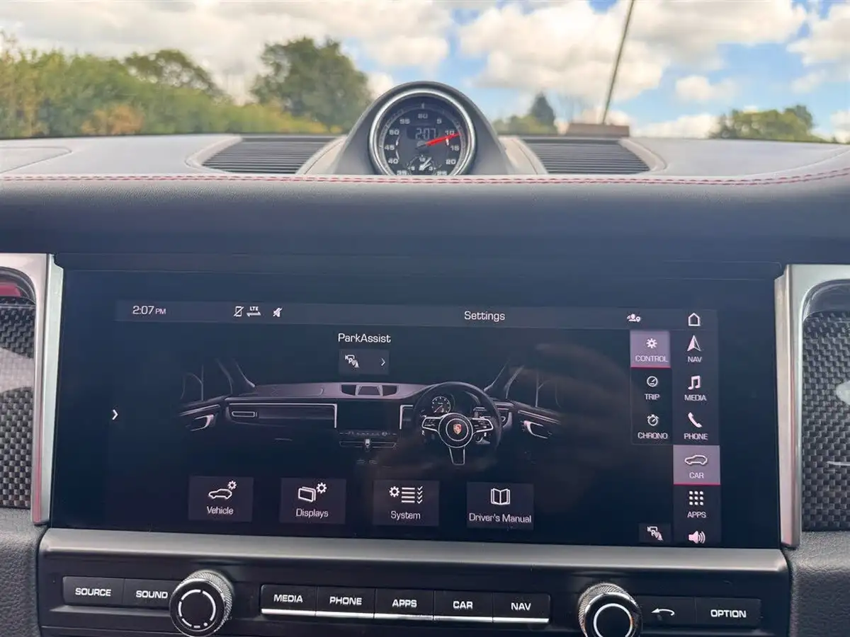 2021-porsche-macan-29-turbo-big-24