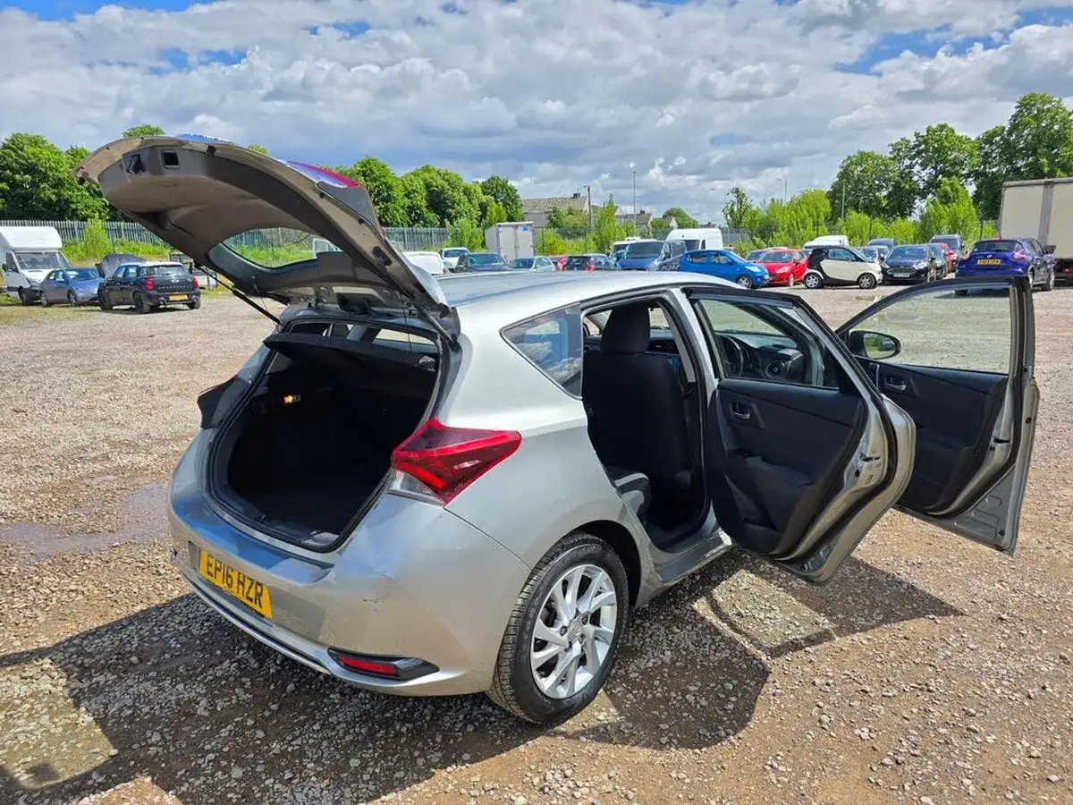 2016-toyota-auris-18-vvt-i-hsd-icon-hatchback-big-16