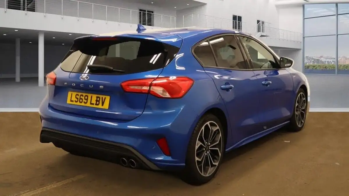2019-ford-focus-15-st-line-x-hatchback-big-3