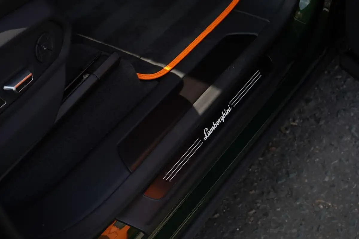 2024-lamborghini-urus-40-no-trim-big-30