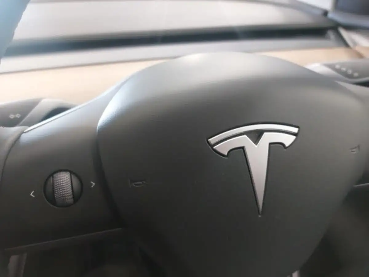 2022-tesla-model-y-e-long-range-big-15