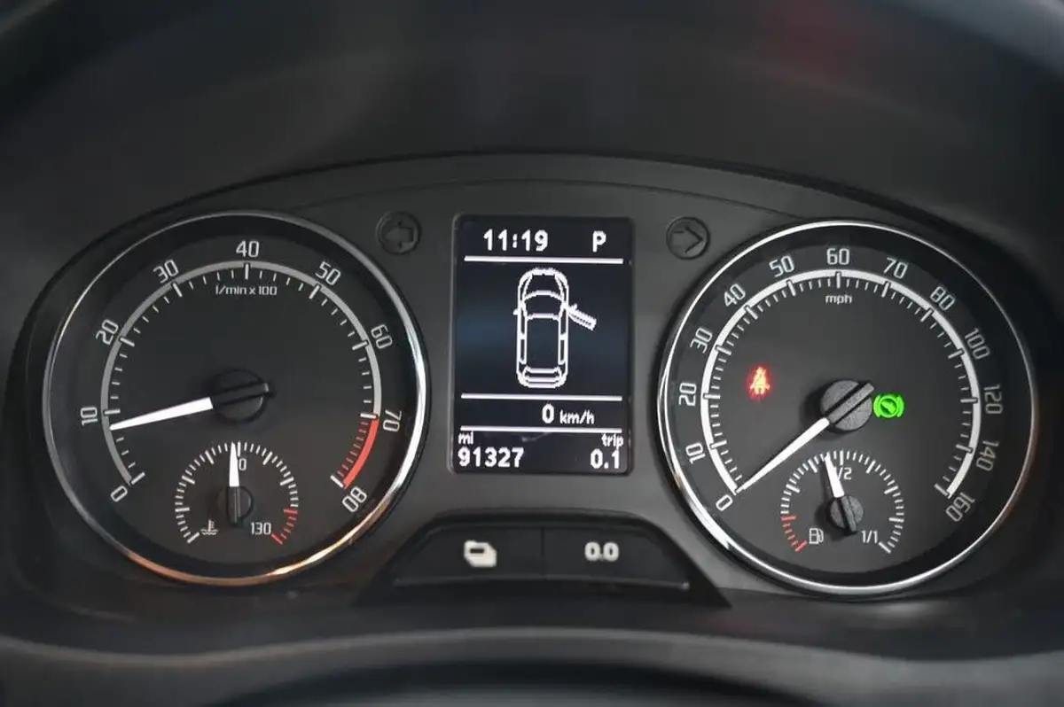2014-skoda-fabia-14-vrs-hatchback-big-17