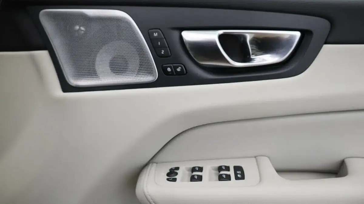 2024-volvo-xc60-20-t8-ultimate-dark-big-23