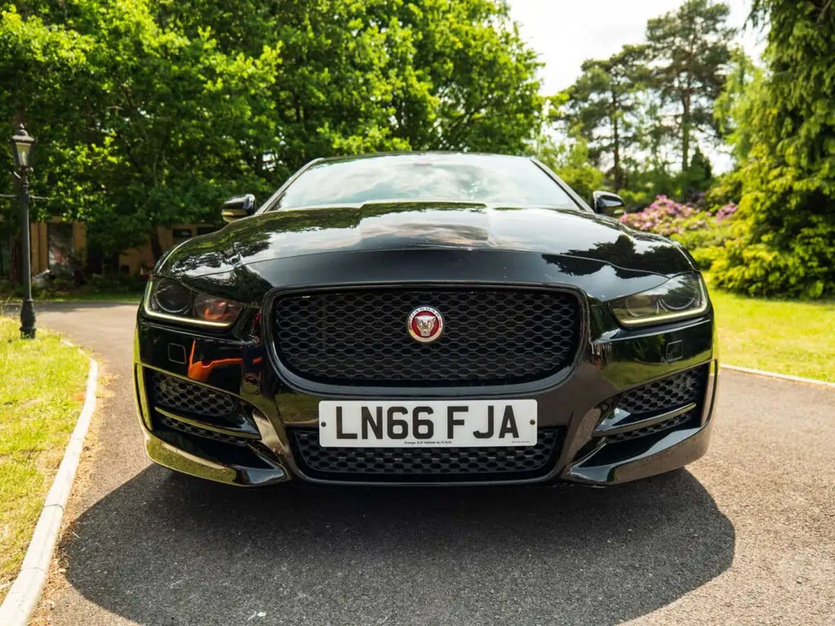 2016-jaguar-xe-20i-r-sport-240ps-big-20