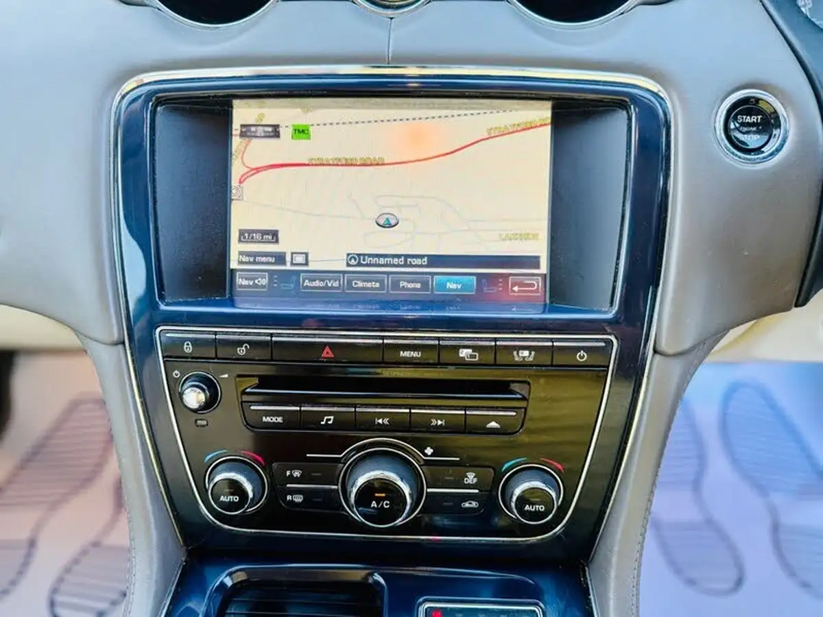 2010-jaguar-xj-series-30td-xj-portfolio-big-14