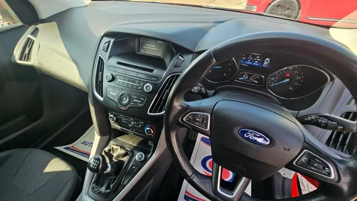 2015-ford-focus-10t-zetec-125ps-hatchback-big-31
