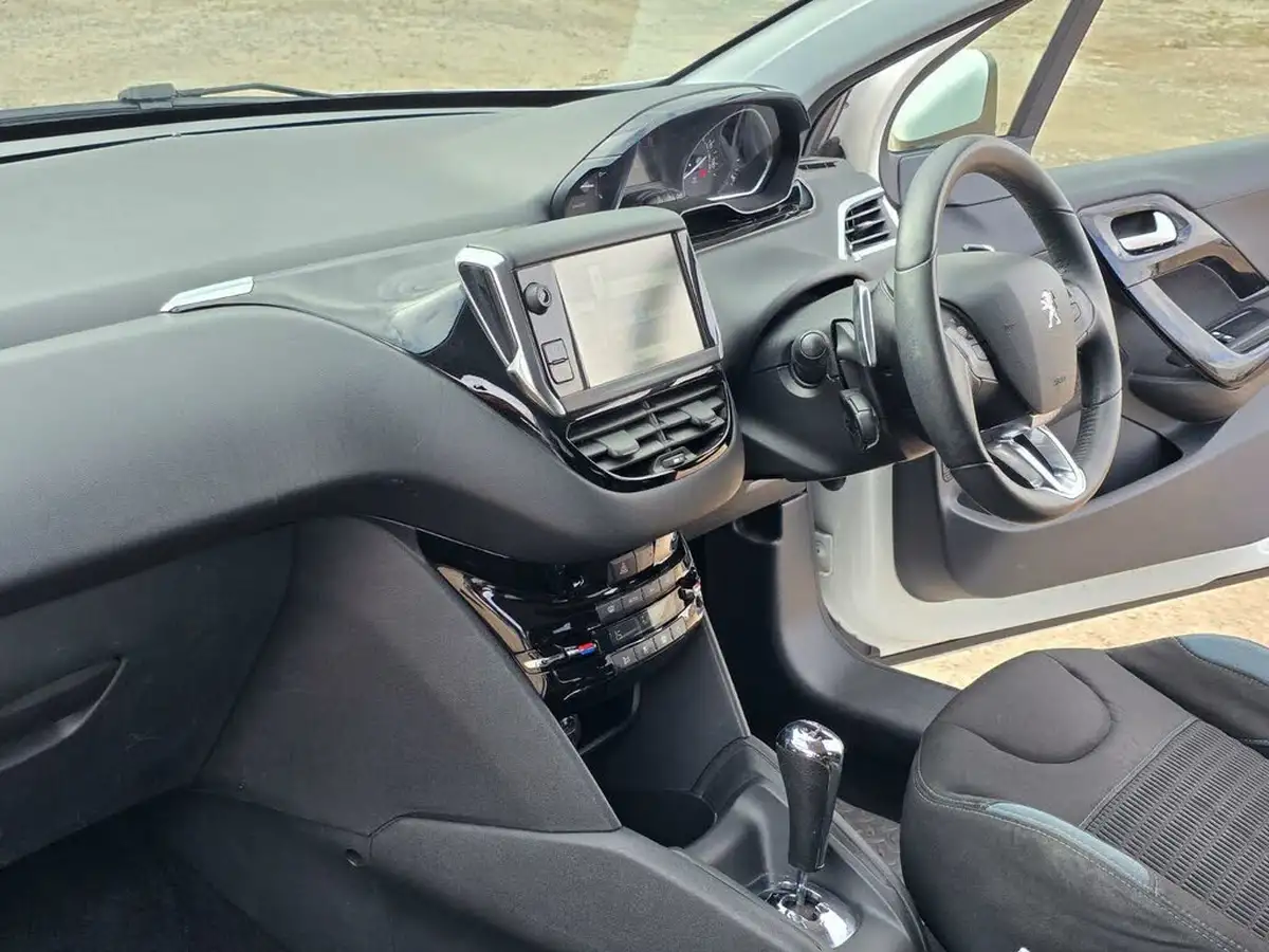 2014-peugeot-208-12-allure-ss-5d-egc-big-21