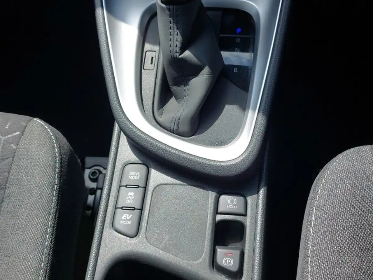2021-toyota-yaris-15-vvt-i-design-panoramic-roof-big-15