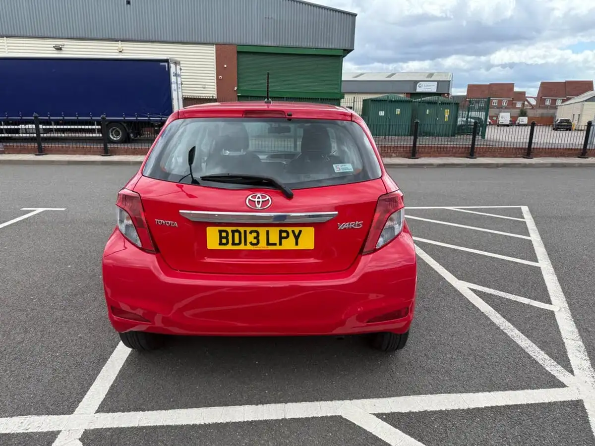 2013-toyota-yaris-133-tr-vvt-i-5d-big-9