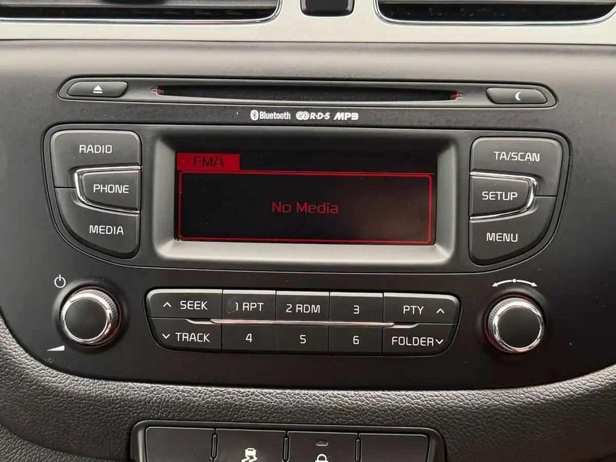 2015-kia-ceed-16crdi-2-hatchback-auto-big-23