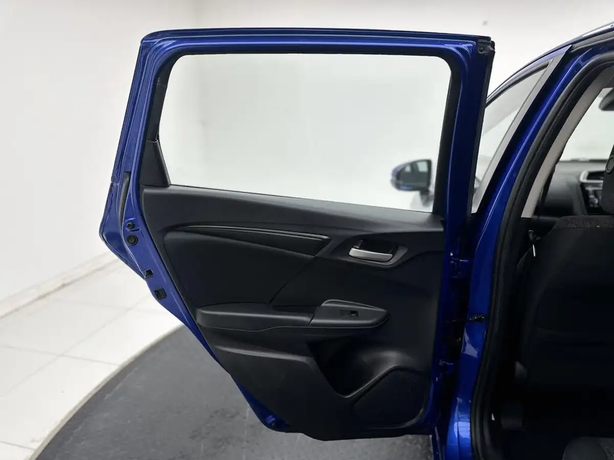 2015-honda-jazz-13-i-vtec-s-big-38