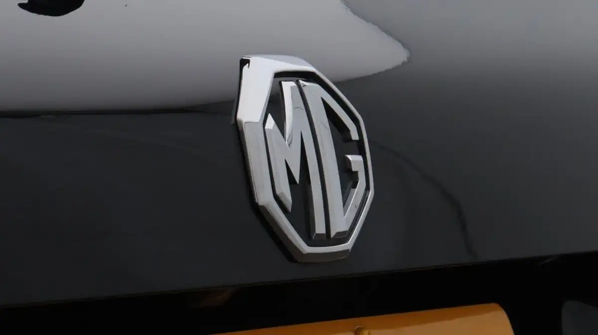 2024-mg-hs-15t-gdi-trophy-162ps-1490cc-big-21