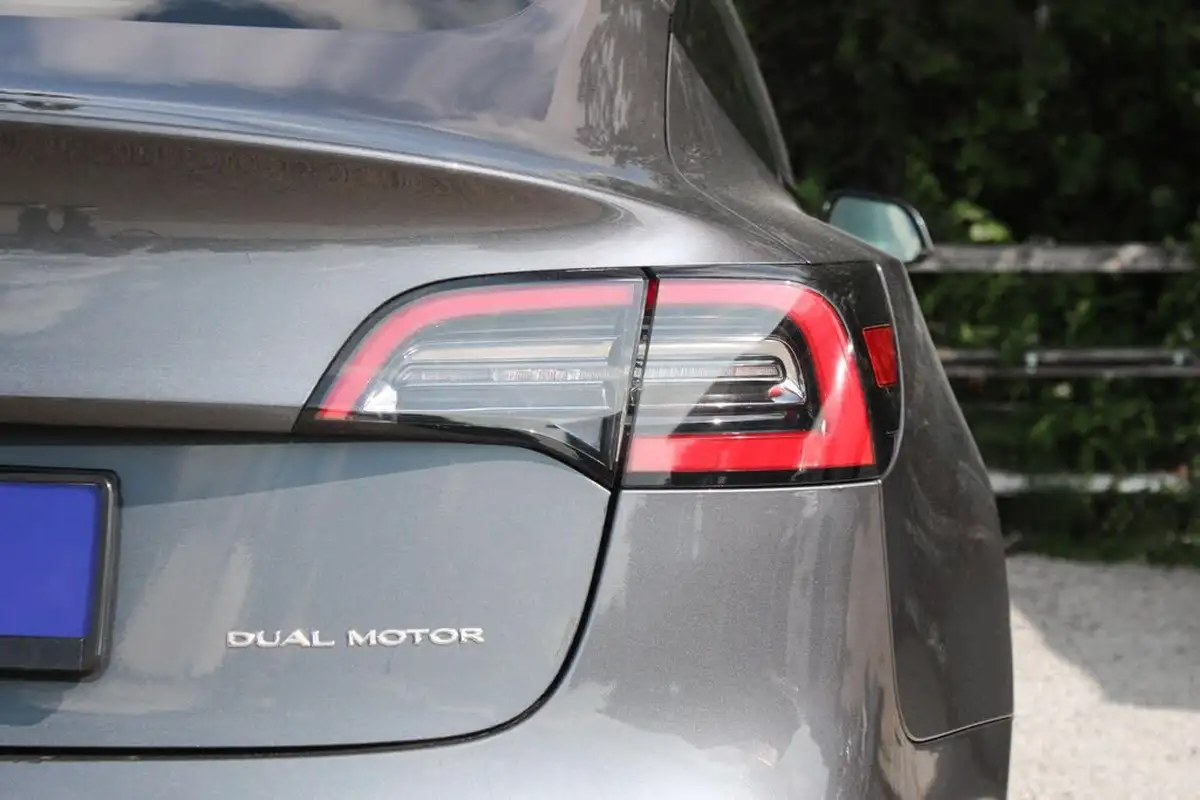 2020-tesla-model-3-e-long-range-big-33