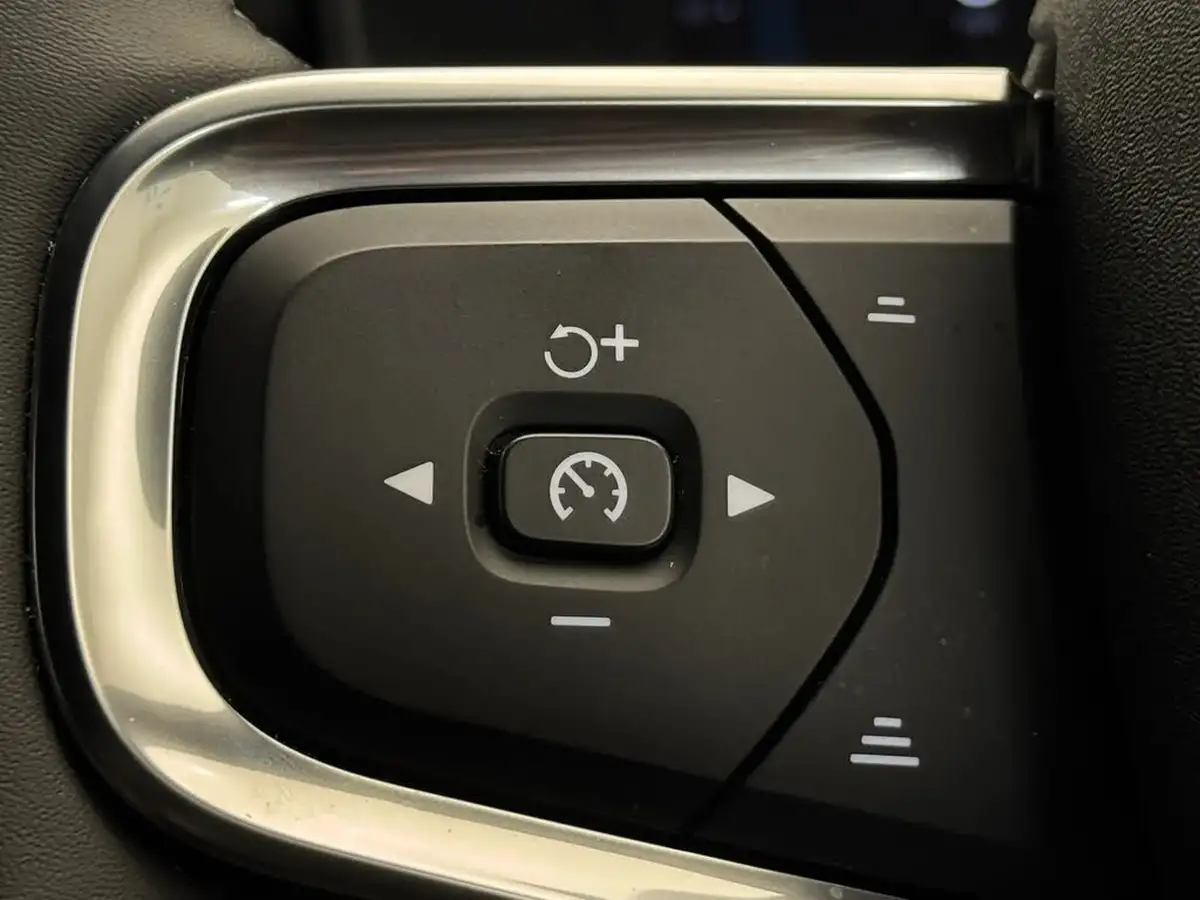 2024-volvo-xc40-20-b3-plus-big-29