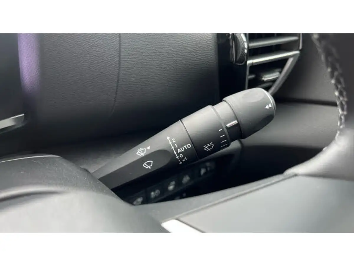 2022-citroen-c4-e-shine-big-24
